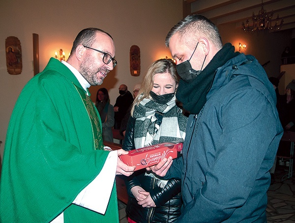 ▲	Dla par, które przyszły na Eucharystię, duszpasterz przygotował wyzwania i niespodzianki.