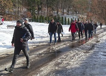 ▲	Część trasy pielgrzymi pokonali zaśnieżonymi drogami.