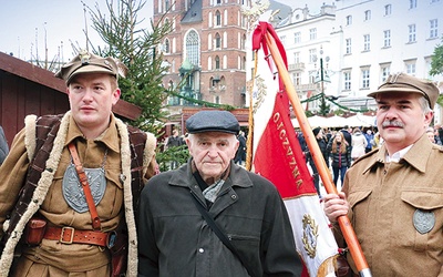 ◄	Por. Wacław Szacoń „Czarny” w czasach „przedcovidowych” regularnie brał udział w uroczystościach patriotycznych.