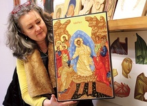 Katarzyna Kobuszewska prezentuje jedną z prac – „Zstąpienie do otchłani” Anny Opalińskiej.