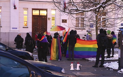 Głośne okrzyki, m.in.: „tęcza nie obraża”, i muzyka odtwarzana przez aktywistów LGBT, zebranych przed sądem i wspierających oskarżone, dochodziły aż do sali rozpraw.