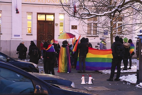 Głośne okrzyki, m.in.: „tęcza nie obraża”, i muzyka odtwarzana przez aktywistów LGBT, zebranych przed sądem i wspierających oskarżone, dochodziły aż do sali rozpraw.