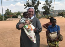 S. Anna Jarosz SSPC podczas swojego doświadczenia misyjnego w Rwandzie.