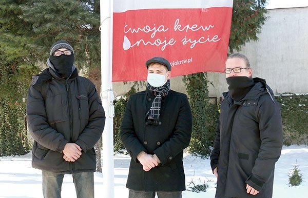 Rafał, Szymon i Jakub zachęcają do oddawania krwi.