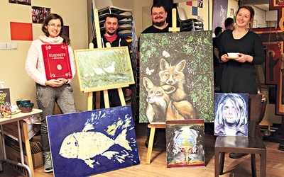 Od lewej: Roksana i Jakub Kubicowie, Szymon Fober i Joanna Kałdan z „Drachmy” przy darach ofiarowanych przez dobroczyńców.