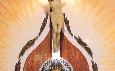 	Wnętrze kościoła z wymowną symboliką męki, śmierci i zmartwychwstania Jezusa.