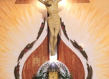 	Wnętrze kościoła z wymowną symboliką męki, śmierci i zmartwychwstania Jezusa.