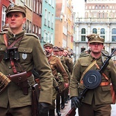 	W defiladach zawsze brało udział kilkanaście grup rekonstrukcyjnych z całej Polski.