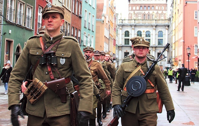 	W defiladach zawsze brało udział kilkanaście grup rekonstrukcyjnych z całej Polski.