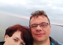 ◄	Krzysztof każdego dnia stara się być lepszym mężem i rodzicem.