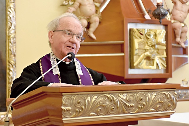 Franciszkanin w czasie głoszenia konferencji.