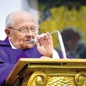 Kiedy w 2005 r. ukończył 75 lat, zamieszkał w domu dla kapłanów seniorów.