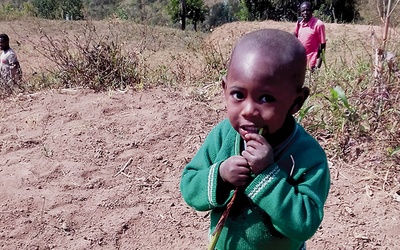 Mała Denis ssie trawę, aby zaspokoić głód, który w krajach afrykańskich ciągle jest obecny. 