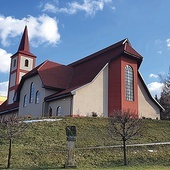 Kościół znajduje się na wzniesieniu, które wierni usypali z 1200 wywrotek ziemi.