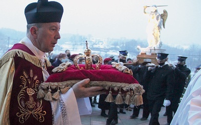 Figurę do kościoła wnieśli strażacy. Kustosz sanktuarium nałożył na nią koronę.