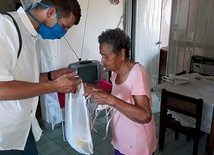 Ksiądz Pawłowski z wizytą u potrzebujących.