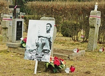 Na wrocławskim  cmentarzu Osobowickim znajdują się kwatery wojenne stanowiące  jedyny zachowany w Polsce zwarty zespół pochówków ofiar zbrodni komunistycznych.  Tam właśnie rozpoczęły się pierwsze w kraju poszukiwania, badania i ustalania szczątków polskich ofiar terroru stalinowskiego.