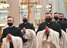 Sutanna to zewnętrzny znak przygotowań do kapłaństwa, a lektorat to pierwsza posługa uprawniająca do proklamacji słowa Bożego we wspólnocie Kościoła.