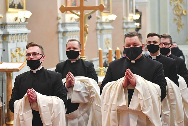 Sutanna to zewnętrzny znak przygotowań do kapłaństwa, a lektorat to pierwsza posługa uprawniająca do proklamacji słowa Bożego we wspólnocie Kościoła.