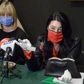 O wystawie opowiadają kuratorki (od lewej): Katarzyna Jendrzejczyk i Ilona Pulnar-Ferdjani.