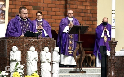 Ks. Mariusz Sajdak w czasie odczytywania Ewangelii.