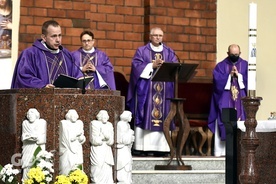 Ks. Mariusz Sajdak w czasie odczytywania Ewangelii.