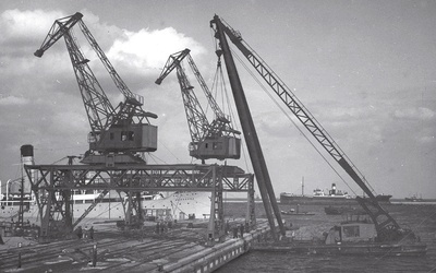 Budowę prowizorycznego portu w Gdyni zakończono w 1923 roku. Na zdjęciu przeładunek towarów na portowym nabrzeżu.