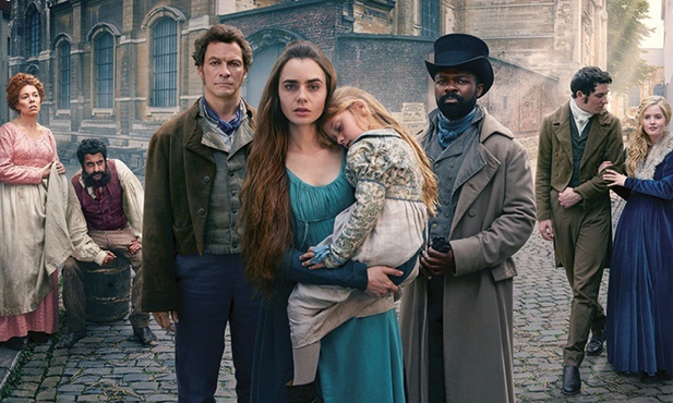 Dominic West, jako Jean Valjean (pierwszy z lewej),  Lily Collins (Fantine) i David Oyelowo w roli inspektora Javerta w serialu „Nędznicy” (2018).