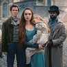 Dominic West, jako Jean Valjean (pierwszy z lewej),  Lily Collins (Fantine) i David Oyelowo w roli inspektora Javerta w serialu „Nędznicy” (2018).