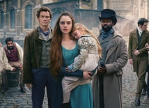 Dominic West, jako Jean Valjean (pierwszy z lewej),  Lily Collins (Fantine) i David Oyelowo w roli inspektora Javerta w serialu „Nędznicy” (2018).