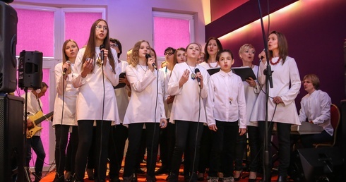 Koncert zaśpiewała schola "NieBo Tak!".