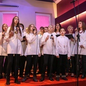 Koncert zaśpiewała schola "NieBo Tak!".