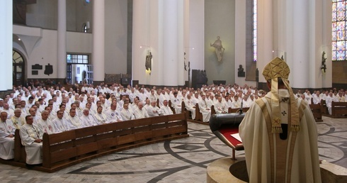 Archidiecezja. Abp Skworc prosi księży o jałmużnę postną