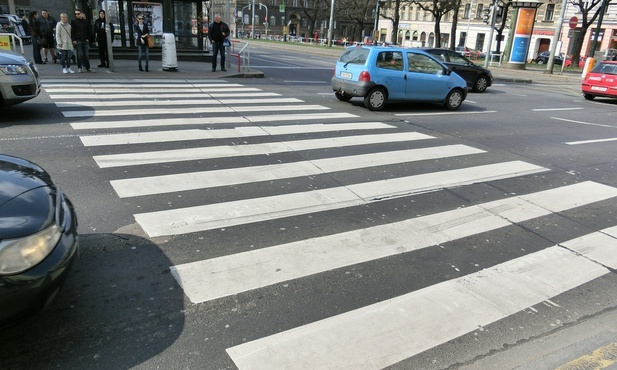 Uwaga kierowcy! Koniec z "jazdą na zderzak". Pieszy będzie miał pierwszeństwo przed wejściem na pasy