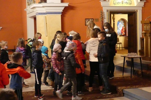 Animowana Droga Krzyżowa młodych z grupy "Chęci+" dla dzieci w Straconce