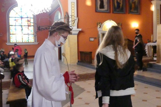 Animowana Droga Krzyżowa młodych z grupy "Chęci+" dla dzieci w Straconce