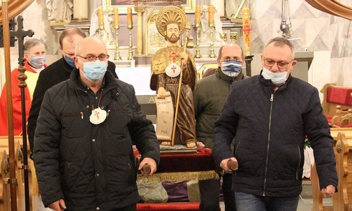 Parafianie poniesli w procesji figurę św. Jakuba.