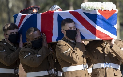 W. Brytania: Pogrzeb stuletniego weterana, który zebrał 33 mln funtów na służbę zdrowia