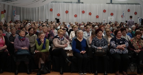 Pięknie udekorowana hala sportowa była przestrzenią idealną na spotkanie ponad 600 kobiet.