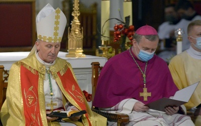 Biskupi Solarczyk (z lewej) i Turzyński podczas prawnego przejęcia diecezji przez piątego ordynariusza radomskiego 8 stycznia br.