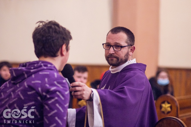 O. Mirosław Jajko SJ w trakcie głoszenia homilii.