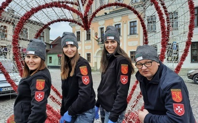 Andrychowska załoga maltańczyków, która zdobyla 3. miejsce w II Zimowych Mistrzostwach Ratowniczych w Skoczowie.