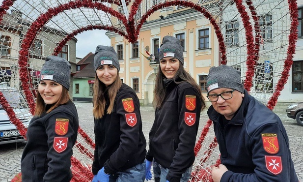 Andrychowska załoga maltańczyków, która zdobyla 3. miejsce w II Zimowych Mistrzostwach Ratowniczych w Skoczowie.