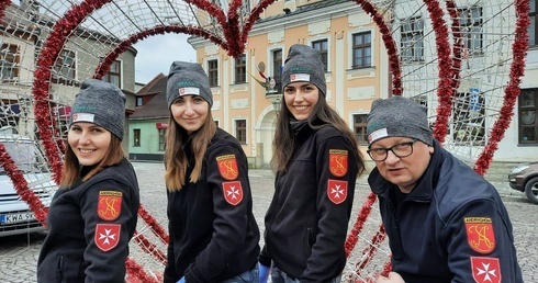 Andrychowska załoga maltańczyków, która zdobyla 3. miejsce w II Zimowych Mistrzostwach Ratowniczych w Skoczowie.