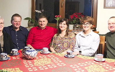 Od lewej: Anita i Krzysztof Tyrybonowie, Katarzyna i Alfred Gibasowie oraz Alina i Paweł Marczyńscy, których ks. Jan Nowak pociągnął świadectwem o bł. ks. Władysławie Bukowińskim.