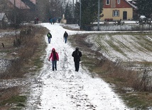 	Uczestnicy EDK także przed wybuchem pandemii wędrowali, milcząc, w małych grupach, maksymalnie 10-osobowych, a często indywidualnie.