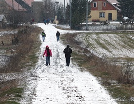 	Uczestnicy EDK także przed wybuchem pandemii wędrowali, milcząc, w małych grupach, maksymalnie 10-osobowych, a często indywidualnie.