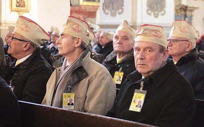 	Znakiem rozpoznawczym wspólnoty są charakterystyczne furażerki.