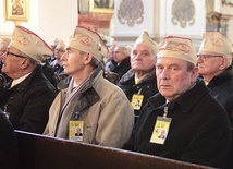 	Znakiem rozpoznawczym wspólnoty są charakterystyczne furażerki.