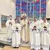 	Nowi diakoni  z abp. Wiktorem Skworcem oraz swoimi proboszczami ks. Pawłem Szumilasem z Murcek i ks. Janem Włoskiem z Lysek.